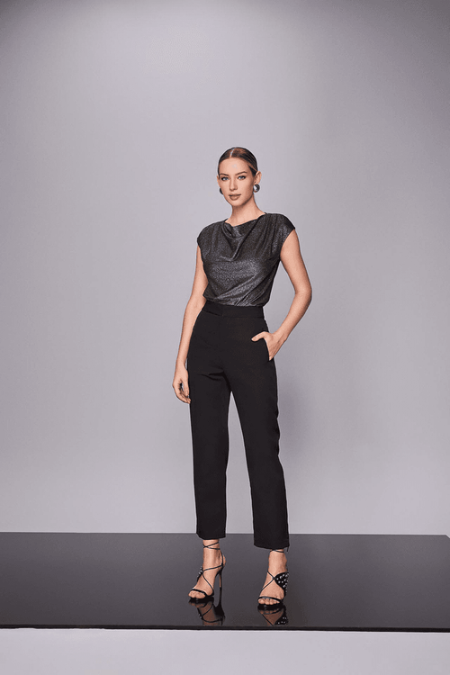BLUSA COM OMBREIRAS E PREGAS.