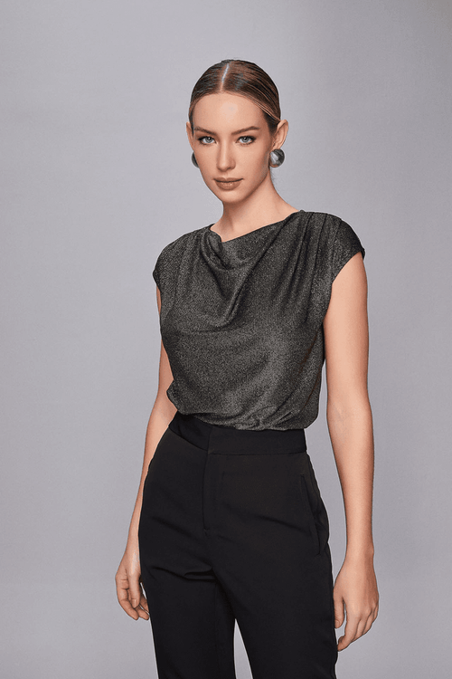 BLUSA COM OMBREIRAS E PREGAS.