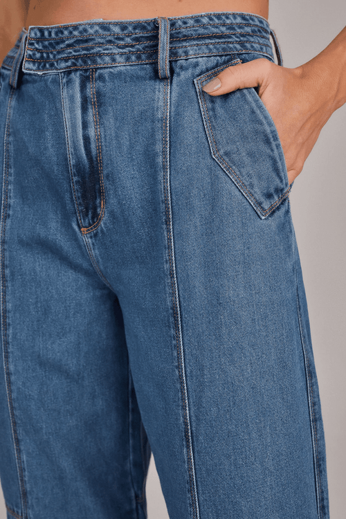 CALÇA JEANS SLOUCHY COM RECORTES