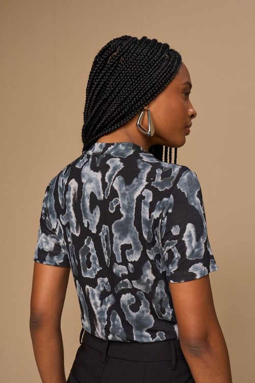 BLUSA COM MANGA CURTA E GOLA ALTA