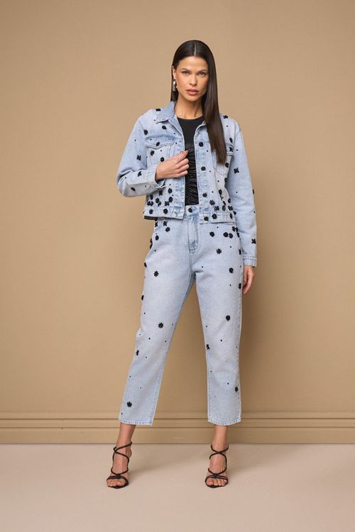 CALÇA JEANS MOM COM BORDADO