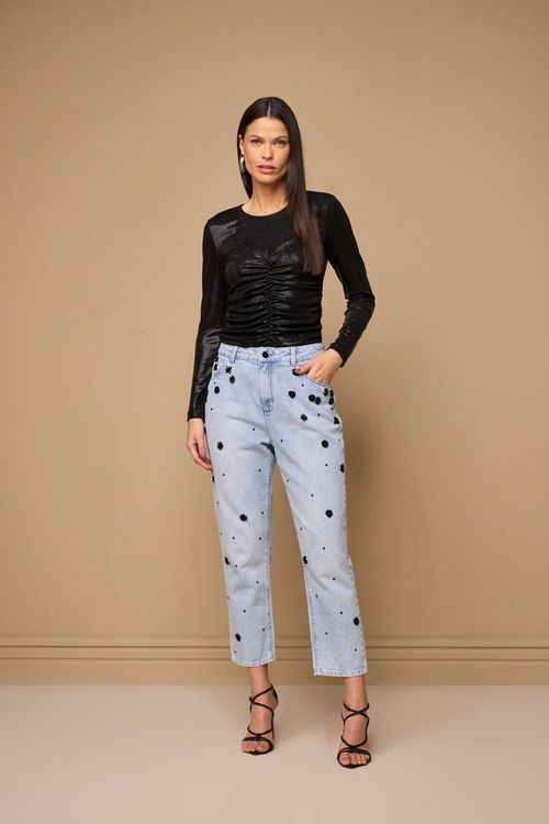 CALÇA JEANS MOM COM BORDADO