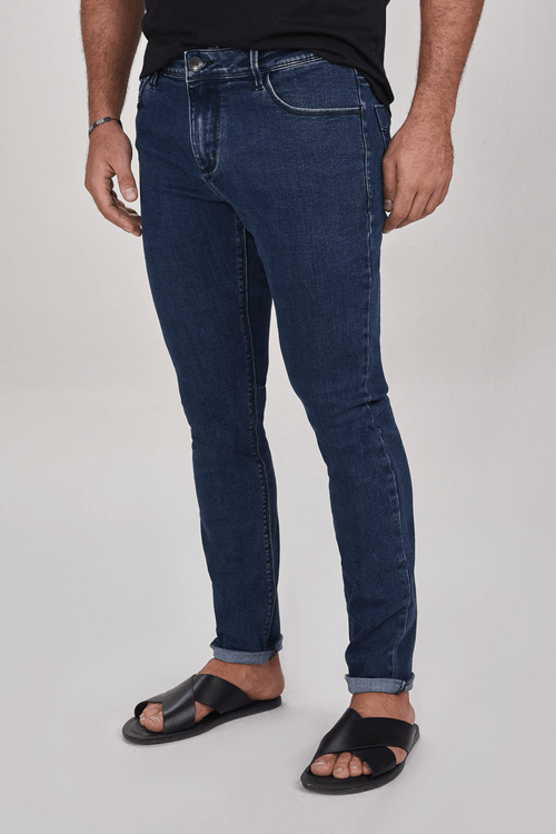 CALÇA JEANS SKINNY COM ETIQUETA EMBUTIDA