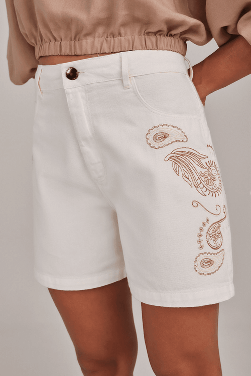 SHORTS SARJA MOM COM BORDADO CASHMERE