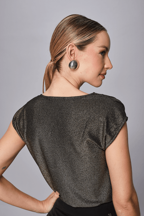 BLUSA COM OMBREIRAS E PREGAS.