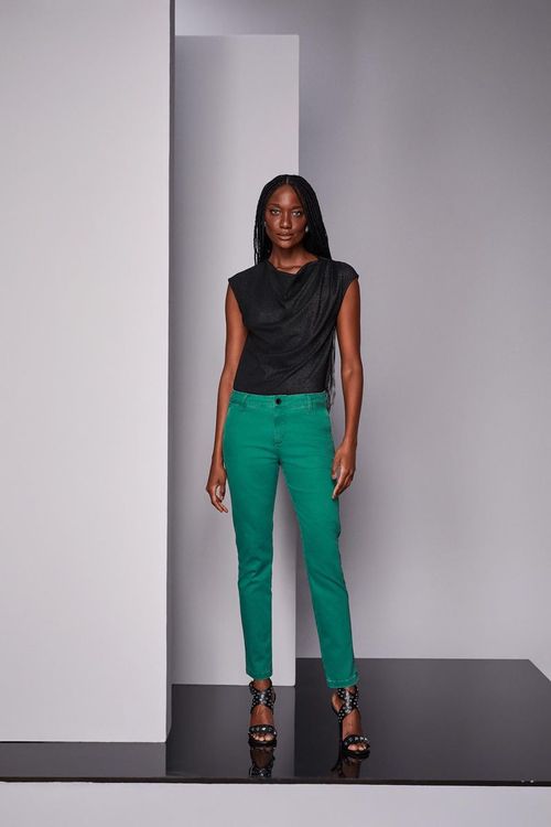 BLUSA COM OMBREIRAS E PREGAS.