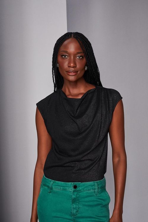 BLUSA COM OMBREIRAS E PREGAS.