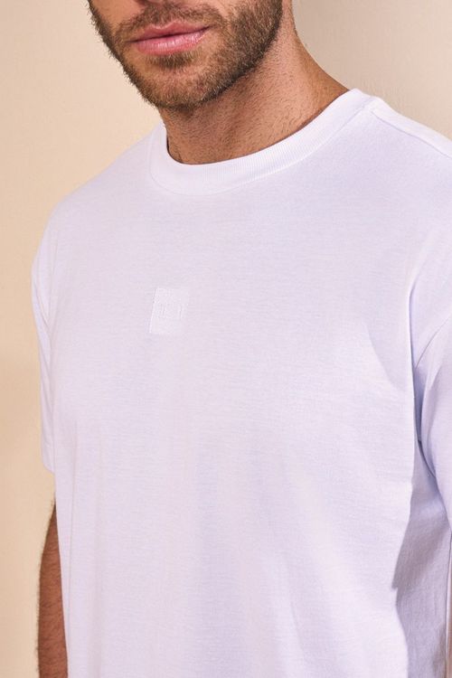 CAMISETA COM BORDADO